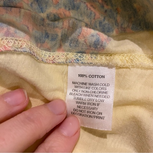 Gap (RED) Yellow Deer T-Shirt size Medium - Picture 7 of 9